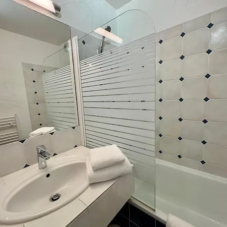 Apartahotel Eco-domaine La Fontaine - Residence-spa - 300 M De La Fontaine Aux Bretons 3*