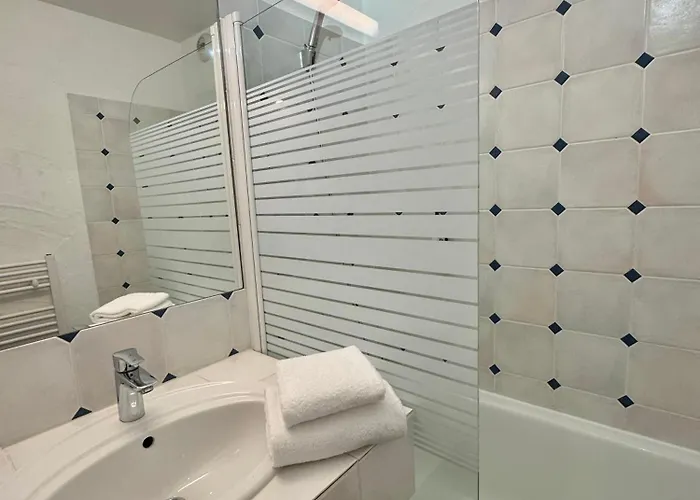 Apartmanhotel Eco-domaine La Fontaine - Residence-spa - 300 M De La Fontaine Aux Bretons 3*